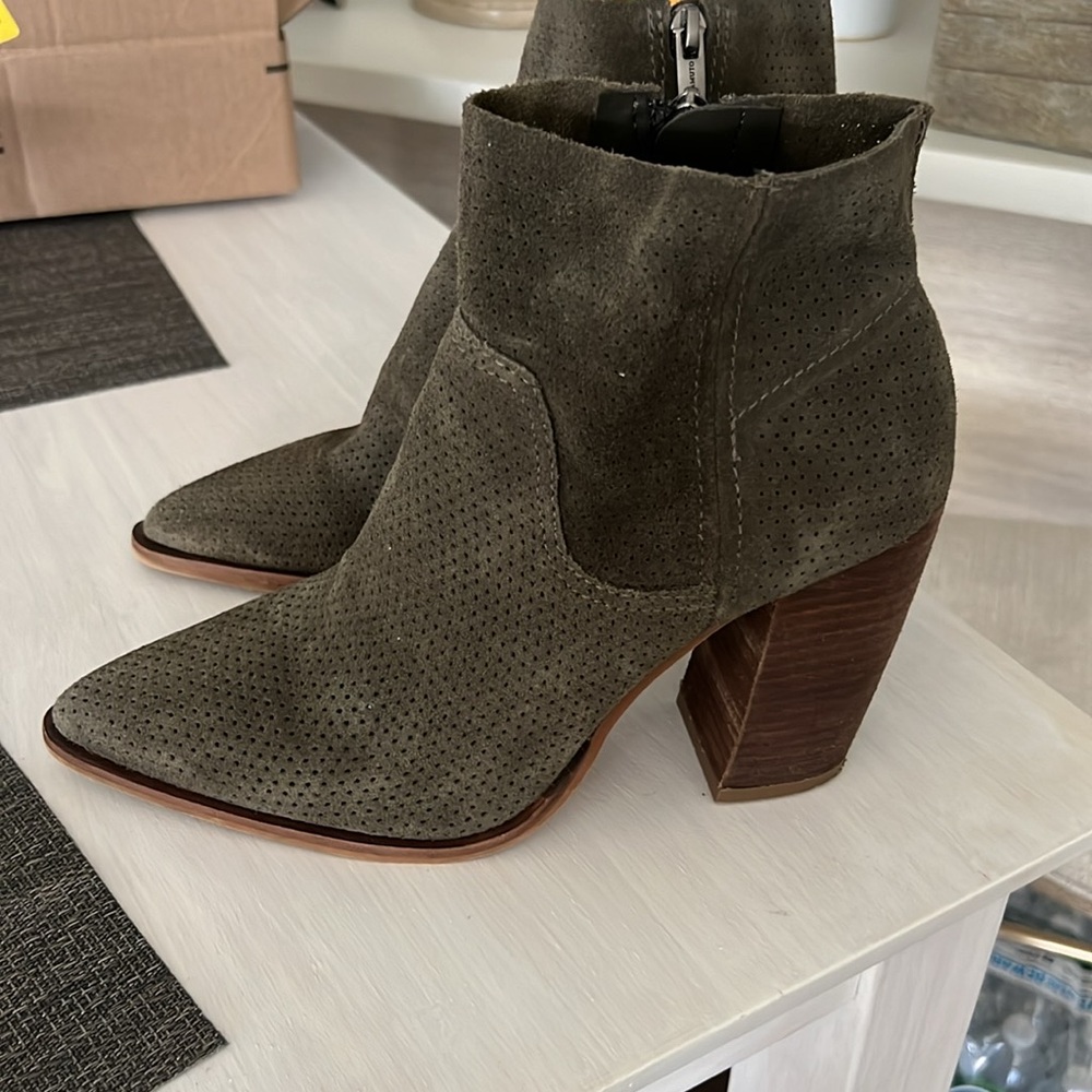VINCE CAMUTO SIZE 8.5 olive khaki